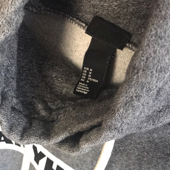H&M Pullover Sweatshirt - Picture 2 of 3